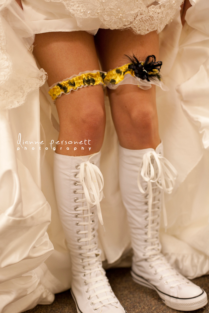 Illustration for article titled Batgirl and Nightwing's Wedding Shames All Other Geek Weddings